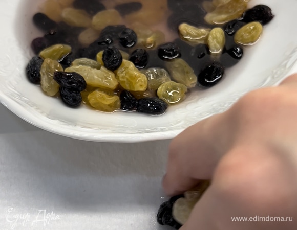 Сухофрукты промыть и, если сухие, замочить в теплой воде. Обсушить от лишней жидкости.