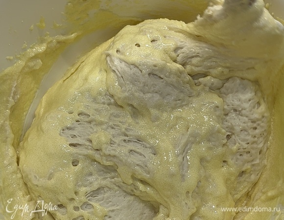 Желтки отделить от белков. Желтки взбить с сахаром и солью. Соединить с опарой.