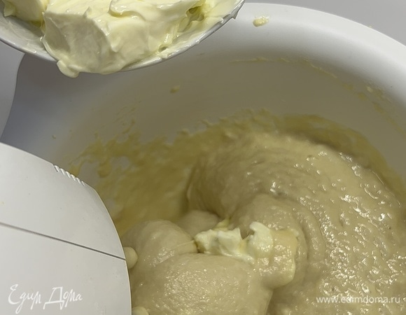 Добавить мягкое сливочное масло и все взбить миксером.