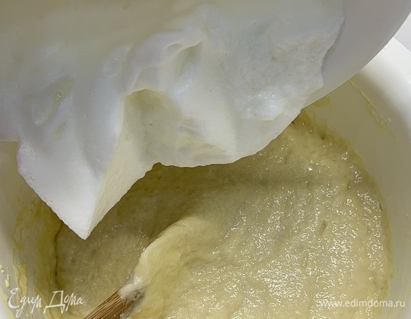 Белки взбить в пену и постепенно ввести в массу.