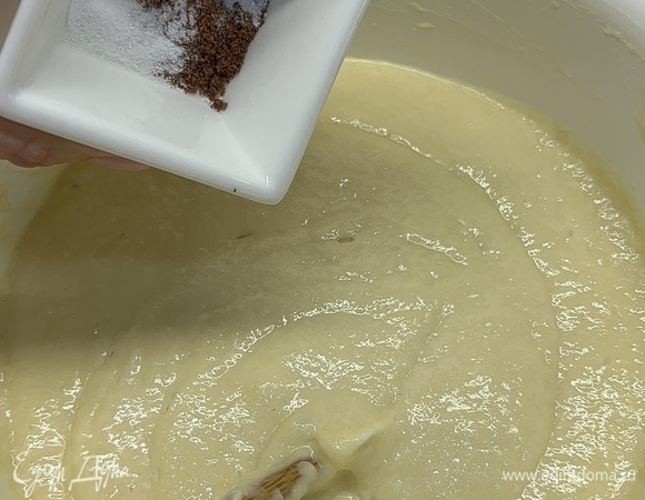 Все хорошо перемешать и добавить изюм со специями.