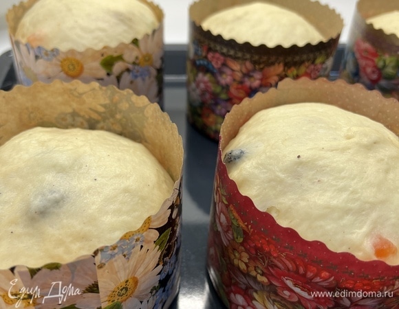 Тесто достать из кастрюли и поделить на равные части, заполнить третью часть формы. У меня получилось 6 куличей, формы — 110X85.