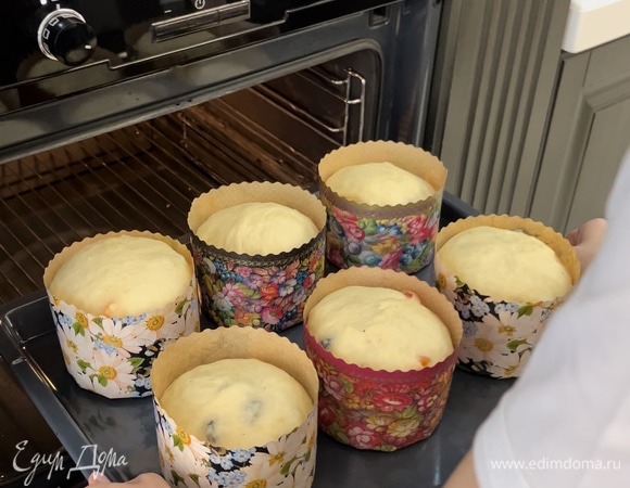 Дать подняться в форме 20 минут и выпекать при 180°C 35–40 минут. Ориентируйтесь на свою духовку.