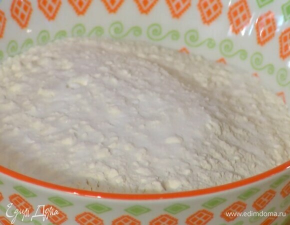 Муку перемешать с разрыхлителем, корицей, содой и солью.