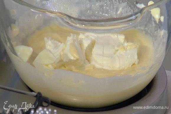 Яйца и сахар взбить в комбайне, затем, продолжая взбивать, добавить ванильный экстракт и предварительно размягченное сливочное масло.