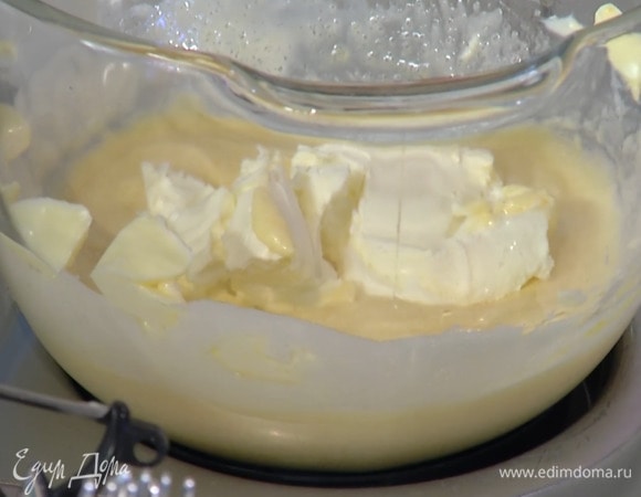 Яйца и сахар взбить в комбайне, затем, продолжая взбивать, добавить ванильный экстракт и предварительно размягченное сливочное масло.