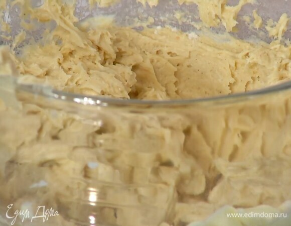 Выключить комбайн, добавить творожный сыр и на невысокой скорости вымешать тесто, маленькими порциями всыпая в него муку с разрыхлителем.