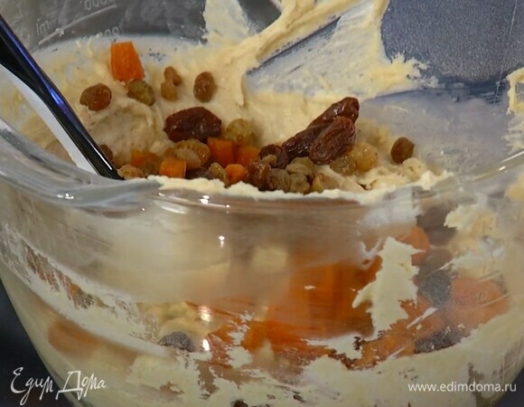 Курагу нарезать маленькими кусочками, добавить ее вместе с изюмом в тесто и перемешать лопаткой.