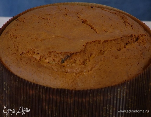 Выложить тесто в форму, заполнив ее наполовину, и выпекать кулич в разогретой духовке примерно полтора часа или чуть меньше.