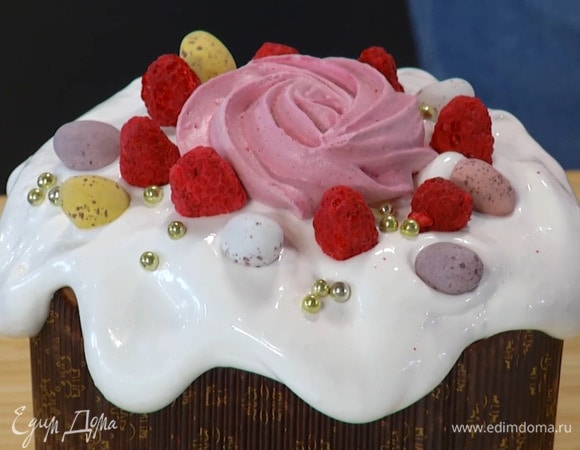 Готовый кулич покрыть глазурью и украсить.