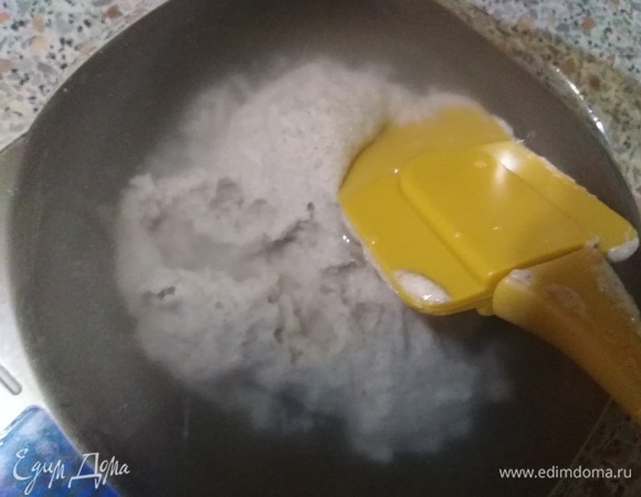 В стартер влить воду, перемешать.