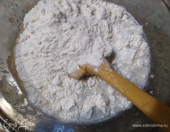 Всыпать муку.