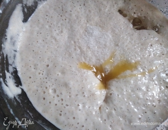 Всыпать соль, влить растительное масло и мед.