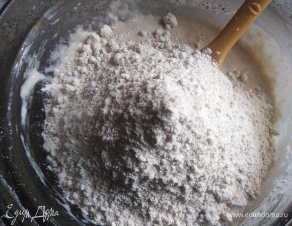 Добавить муку.
