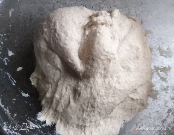 Замесить тесто в течение 10–15 минут. Для легкости замеса смазать руки растительным маслом, если месите тесто прямо в миске, или смазать рабочую поверхность стола, если месите на столе.