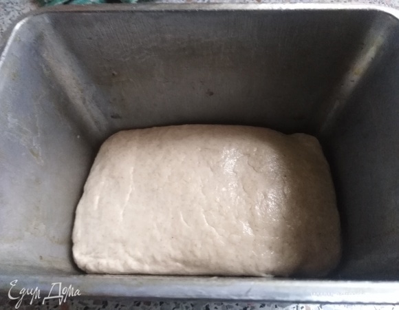 Выложить тесто в смазанную форму, размер — Л11. Накрыть пленкой.
