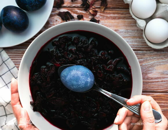  Заранее отваренные яйца отправьте в горячую воду. После остывания уберите емкость в холодильник на 7–8 часов или на ночь. 