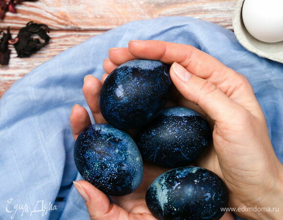 В зависимости от сорта чая яйца могут окрашиваться в разные оттенки: от голубого до темного-синего. <br />
Если вы хотите оставить на яйцах мраморную сеточку, то оставьте их подсыхать. Если нет, сотрите ее ватным диском. 