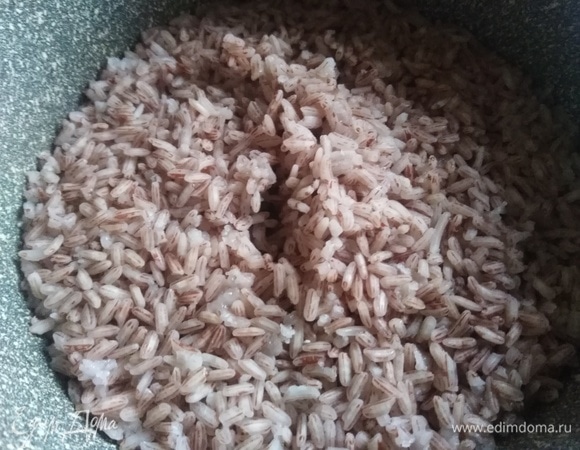 В промытый рис влить 1 стакан мясного бульона. На тихом огне довести до полуготовности.
