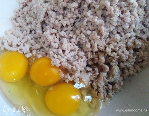 Свинину пропустить через мясорубку с репчатым луком. Вбить яйца, влить стакан бульона.