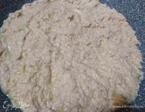 В сковороду первым слоем выложить половину свинины.