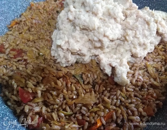 Затем рис с капустой. И верхний слой — свинина.