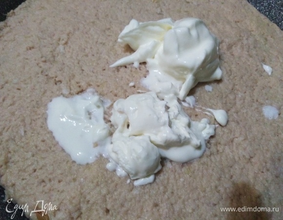 Смазать сметаной. Поставить в разогретую до 190°C духовку.