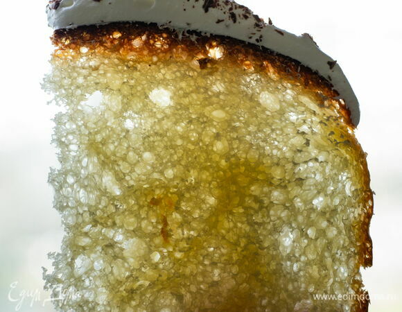 Остужать куличи нужно в горизонтальном положении на мягкой поверхности, поворачивая с бока на бок, чтобы они не деформировались под тяжестью собственного веса. Можно использовать стопку кухонных полотенец. 