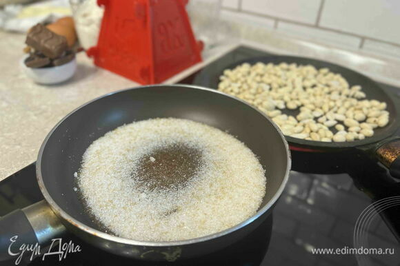 Для карамели в сковороду, сотейник или кастрюлю с толстым дном насыпьте сахар и распределите его тонким слоем. Растопите сахар на медленном нагреве, помешивая.