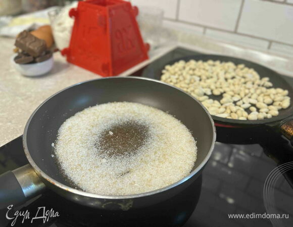 Для карамели в сковороду, сотейник или кастрюлю с толстым дном насыпьте сахар и распределите его тонким слоем. Растопите сахар на медленном нагреве, помешивая. 