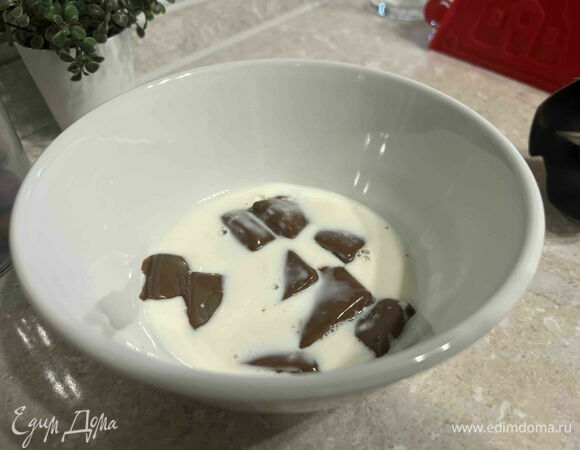 Начинка: шоколад залейте горячими сливками, дайте ему расплавиться, затем перемешайте. Если шоколад не растворился, прогрейте его в микроволновке в течение 20–30 секунд. 