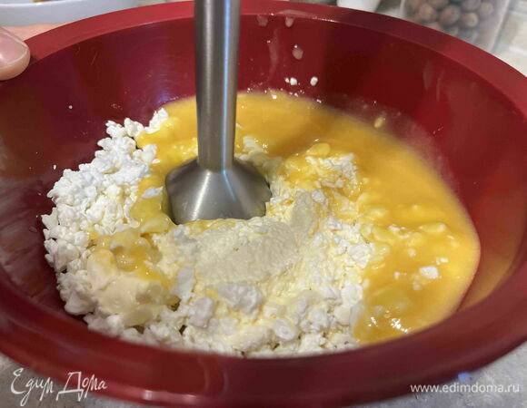 Время приступать к основе для пасхи «Сникерс». В творог добавьте размягченное масло и крем.
