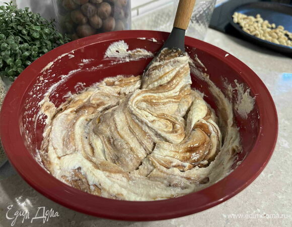 От общего объема карамели отложите 2 ст. л. для украшения пасхи. Оставшуюся карамель и арахис (также оставьте немного арахиса для украшения) добавьте в основу. Перемешайте несколько раз лопаткой, но до однородности не доводите — должен получиться мраморный рисунок. 