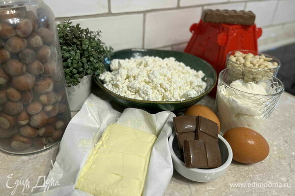 Подготовьте ингредиенты для блюда. Начните приготовление пасхи «Сникерс» с обжарки арахиса. На сухой сковороде обжаривайте его в течение 2–3 минут, помешивая, до появления орехового запаха.