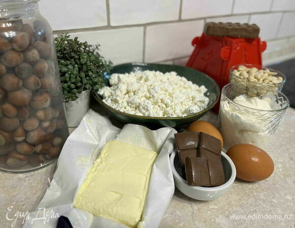 Подготовьте ингредиенты для блюда. <br />
Начните приготовление пасхи «Сникерс» с обжарки арахиса. На сухой сковороде обжаривайте его в течение 2–3 минут, помешивая, до появления орехового запаха.