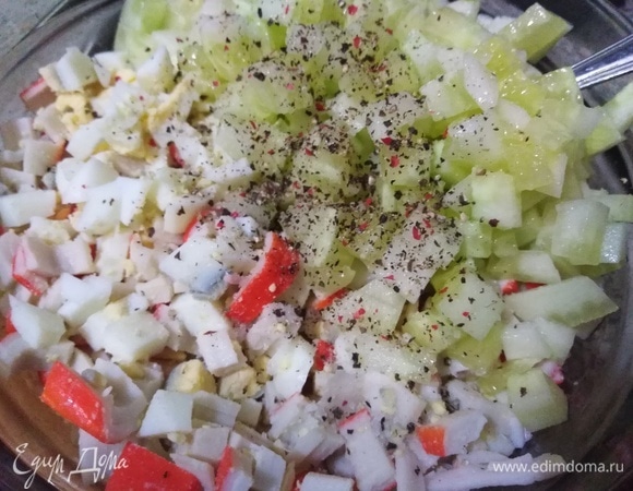 Нарезать крабовые палочки, вареные яйца и очищенный от кожицы огурец. Посолить, добавить перец.