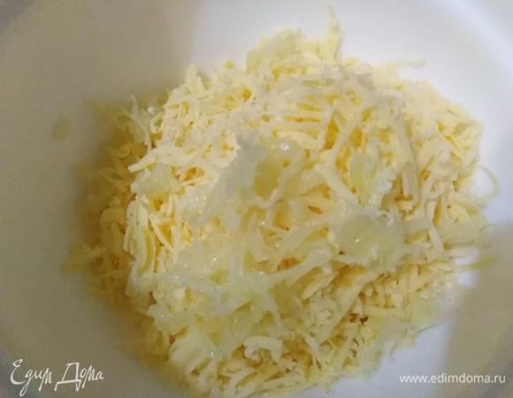 Сыр и чеснок натереть на мелкой терке.