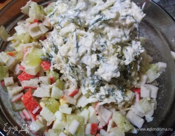 Сырную массу соединить с крабовой.