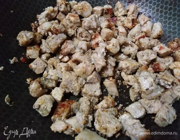 Свинину нарезать, посыпать специями, обжарить на растительном масле до золотистой корочки. Затем посолить.