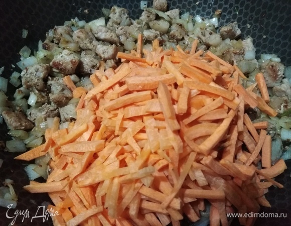Добавить морковь и зиру, жарить до полуготовности моркови.