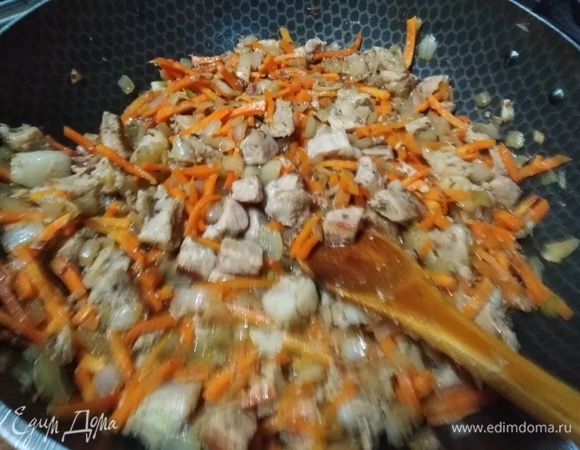 Влить стакан воды, тушить 3–5 минут.