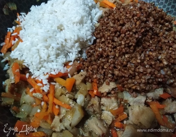 Всыпать промытые рис и гречку. Залить двумя стаканами воды. Посолить. Накрыть казан крышкой, убавить огонь до минимума.