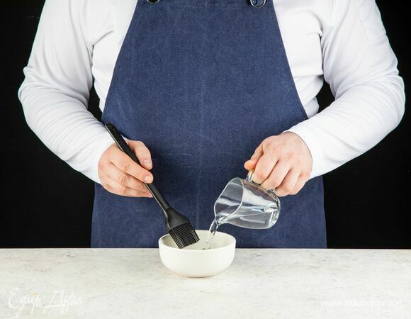 Разогрейте воду до 80°С. Влейте в чай матча, перемешайте до однородной консистенции. 
