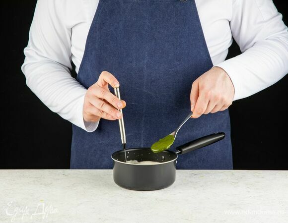 Взбейте растительный напиток с помощью капучинатора. Соедините матчу и взбитое молоко.