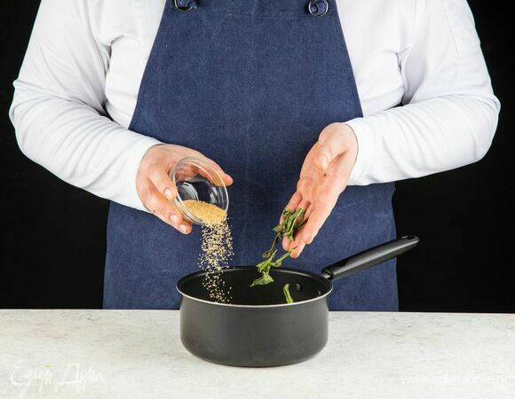 Добавьте сахар и веточку мяты.