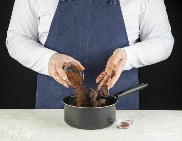 Всыпьте какао, перец чили и дольки шоколада. Помешивая венчиком, доведите до кипения. Снимите с огня, удалите веточку мяты.