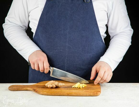Имбирь почистите и нарежьте мелкими кусочками.