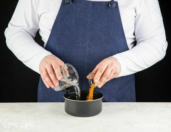 Куркуму растворите в воде, проварите на среднем огне, помешивая, до загустения примерно 5 минут.