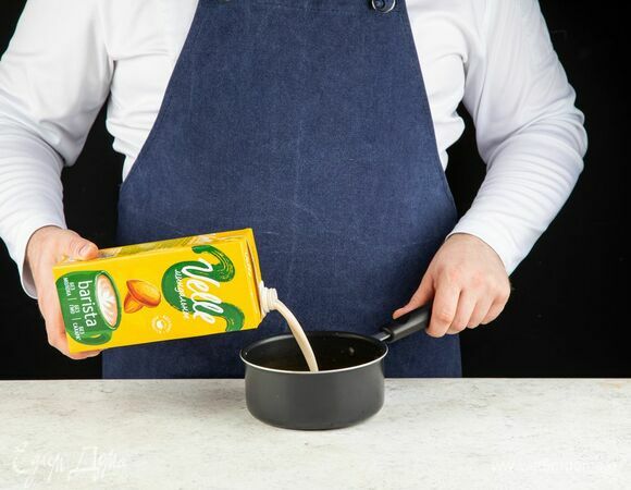 Velle Barista Миндальное влейте в сотейник к куркуме.