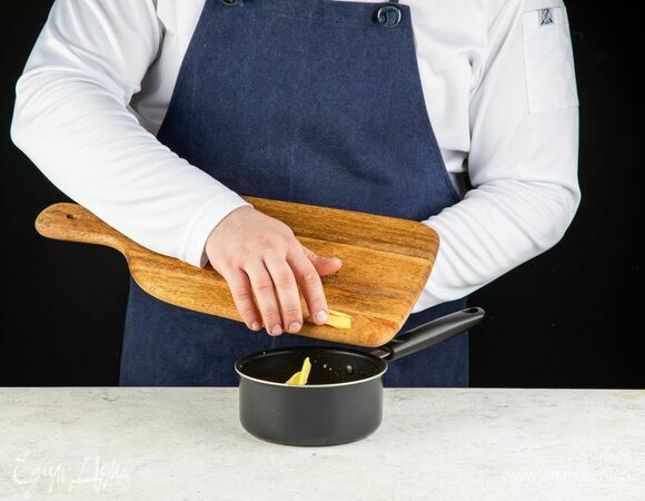 Добавьте звездочку бадьяна, нарезанный имбирь. Проварите 2 минуты, чтобы аромат пряностей раскрылся.